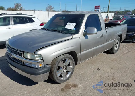 2002 Chevrolet Silverado 1500 z USA, uszkodzony, nr VIN 1GCEC14V22Z105355